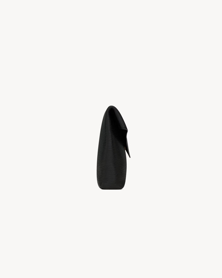 SAINT LAURENT- CASSANDRE grande pochette enveloppe en cuir d’agneau