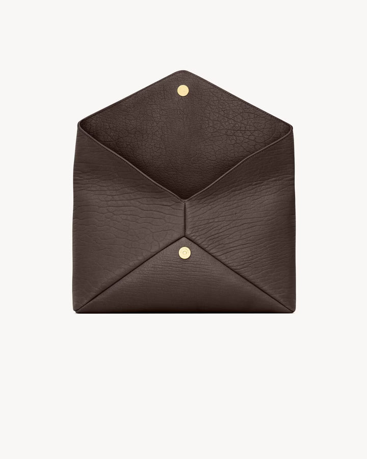 SAINT LAURENT CASSANDRE grande pochette enveloppe en cuir d’agneau