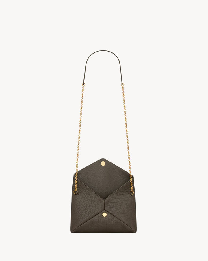 SAINT LAURENT - Pochette à chaine en cuir d'agneau souple, ornée du cassandre.