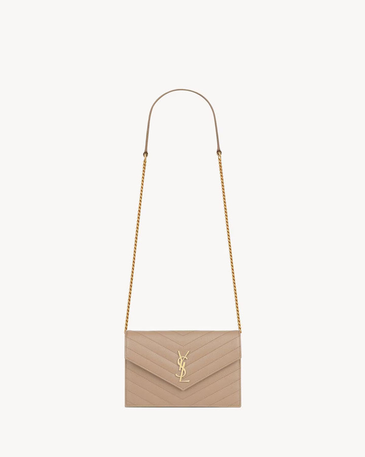 CASSANDRE ENVELOPE CHAIN WALLET EN CUIR GRAIN DE POUDRE