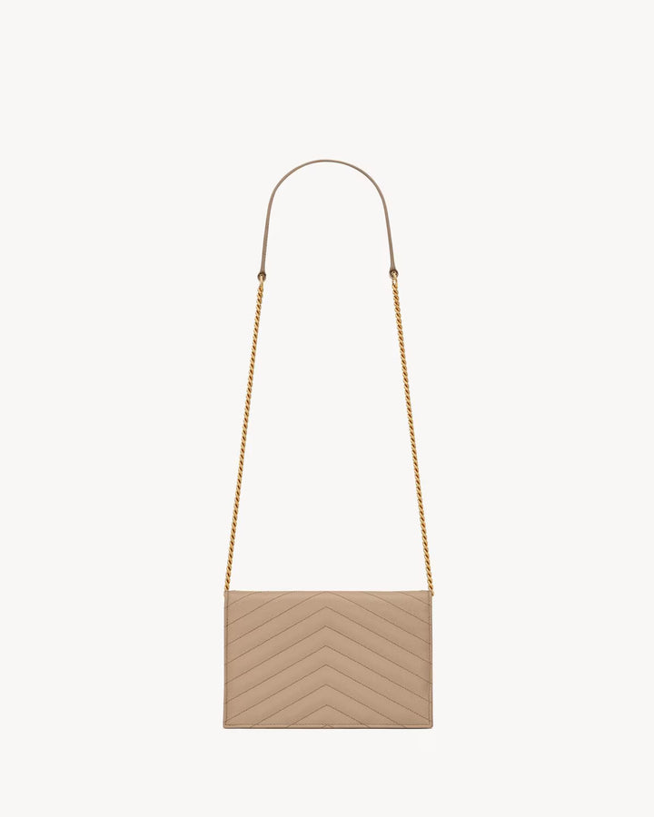 CASSANDRE ENVELOPE CHAIN WALLET EN CUIR GRAIN DE POUDRE