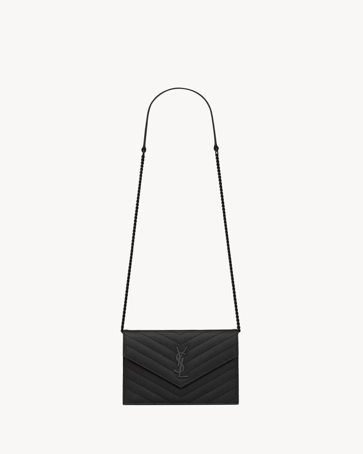 SAINT LAURENT CASSANDRE ENVELOPE CHAIN WALLET EN CUIR GRAIN DE POUDRE
