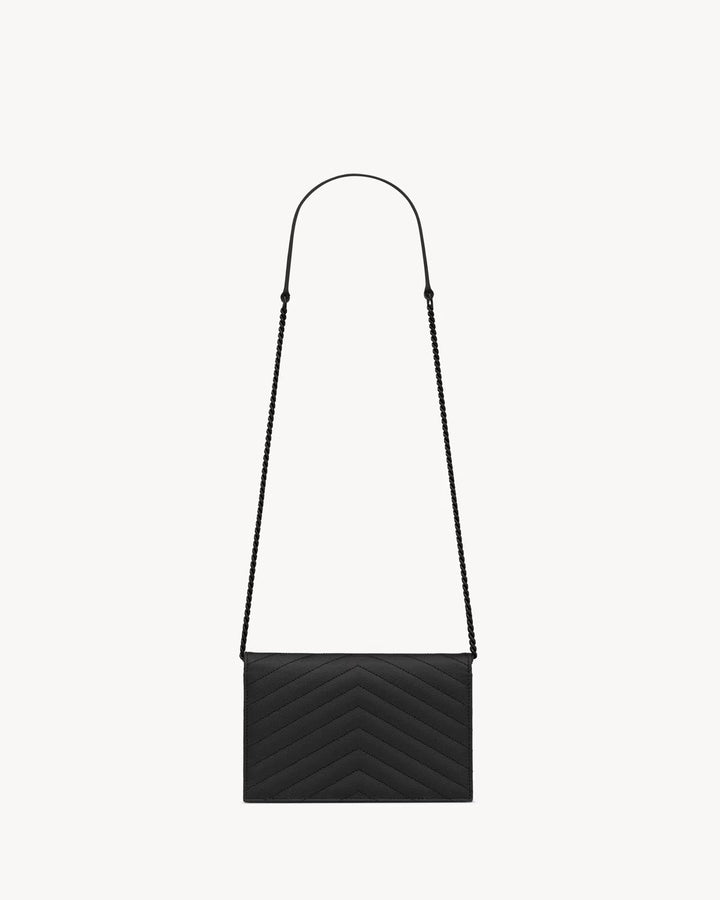 SAINT LAURENT CASSANDRE ENVELOPE CHAIN WALLET EN CUIR GRAIN DE POUDRE