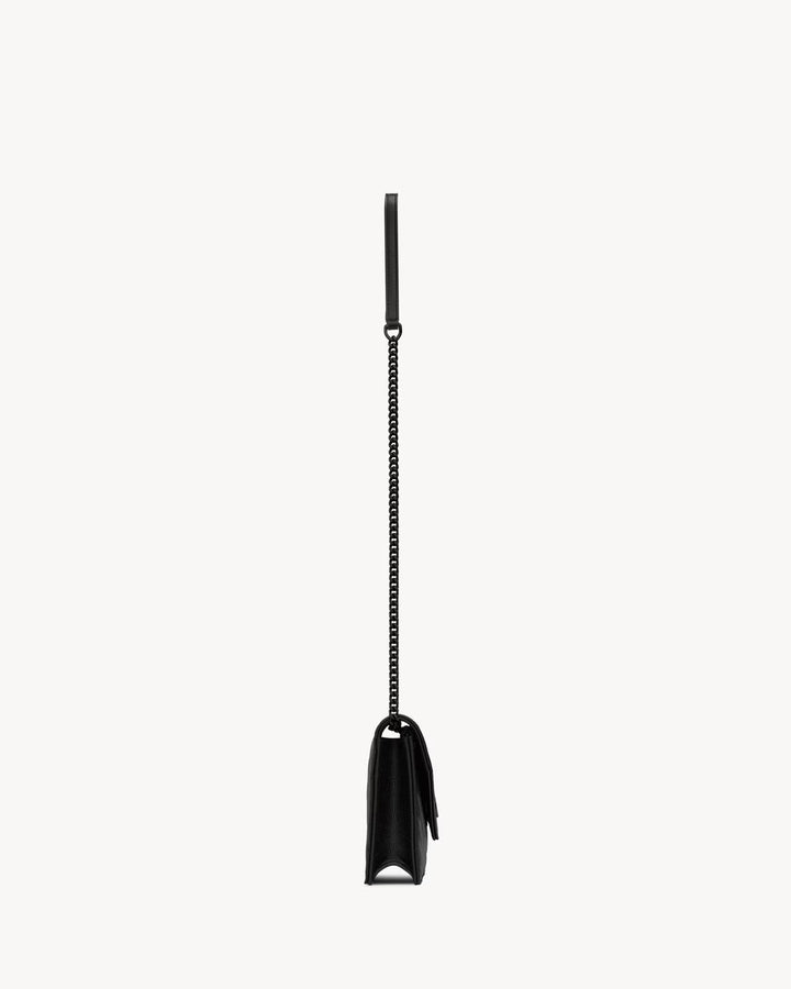 SAINT LAURENT CASSANDRE ENVELOPE CHAIN WALLET EN CUIR GRAIN DE POUDRE