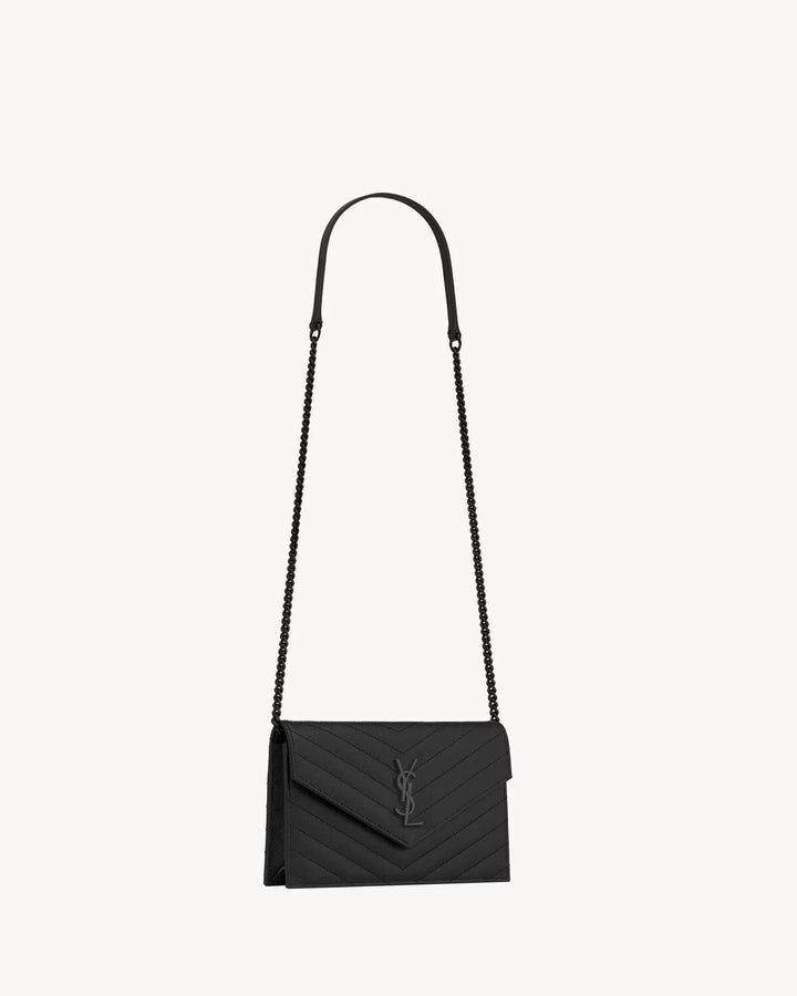 SAINT LAURENT CASSANDRE ENVELOPE CHAIN WALLET EN CUIR GRAIN DE POUDRE