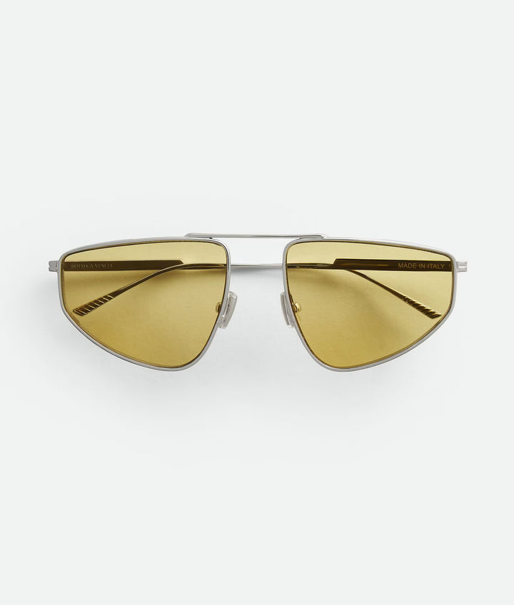 BOTTEGA VENETA - Lunettes de soleil aviateur en métal léger avec détail ruban signature.