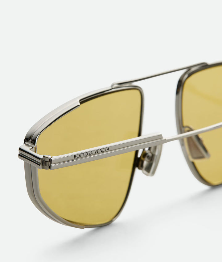 BOTTEGA VENETA - Lunettes de soleil aviateur en métal léger avec détail ruban signature.