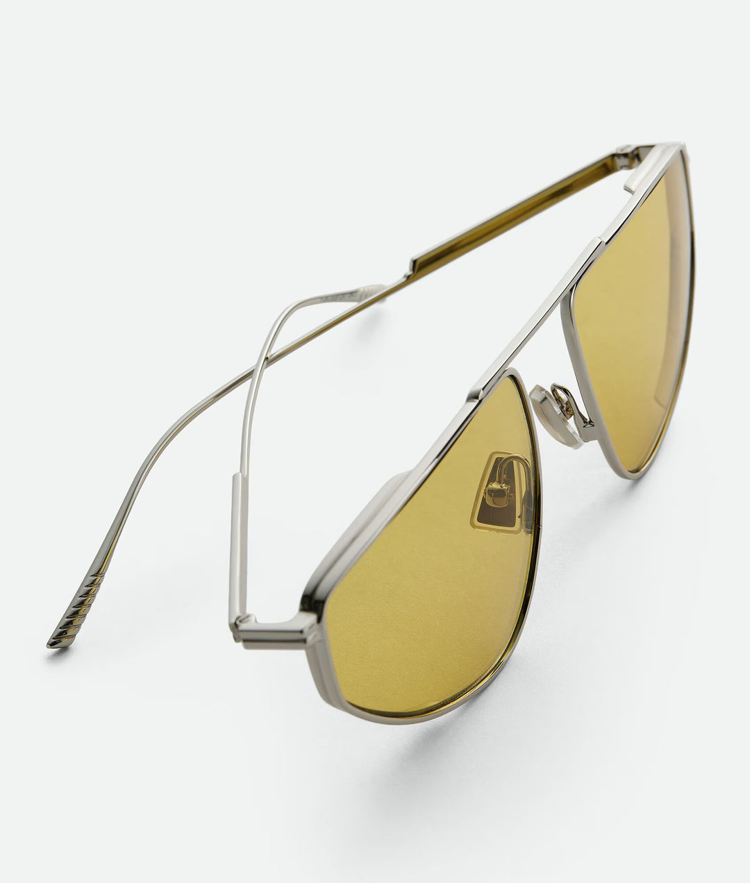 BOTTEGA VENETA - Lunettes de soleil aviateur en métal léger avec détail ruban signature.