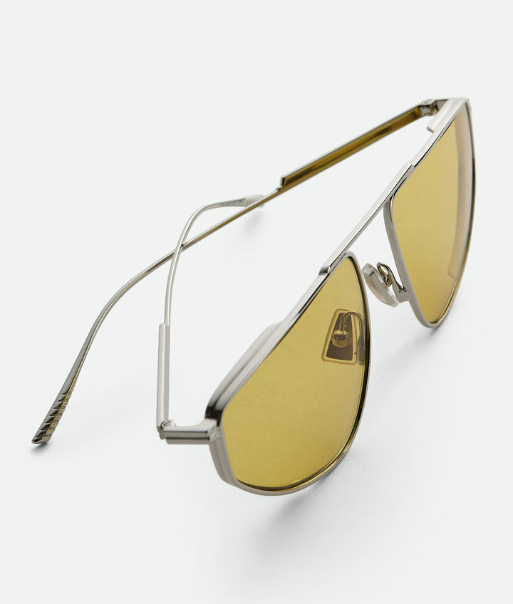 BOTTEGA VENETA - Lunettes de soleil aviateur en métal léger avec détail ruban signature.