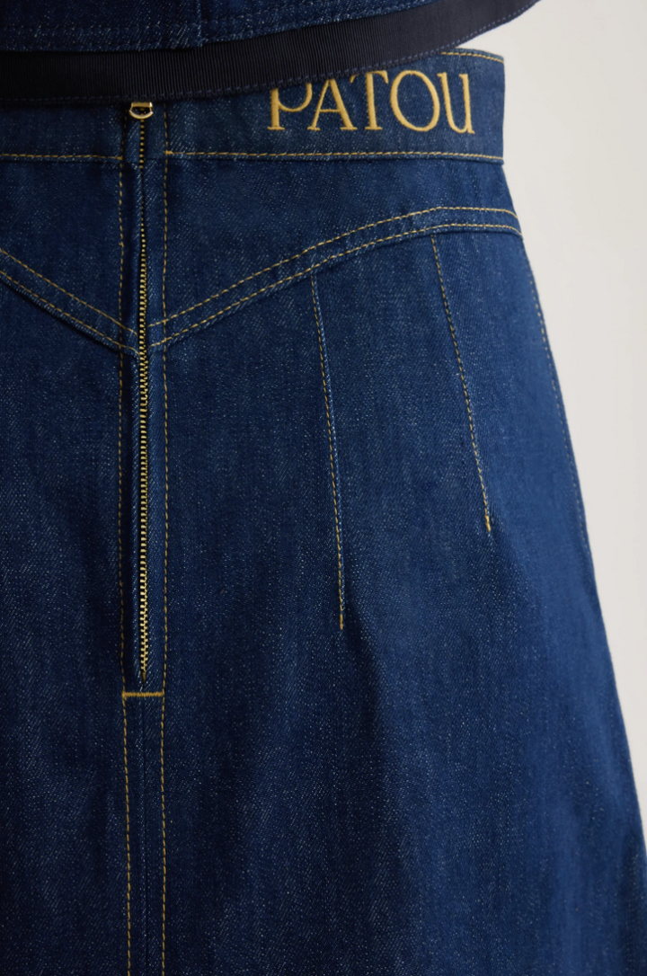 PATOU - Jupe courte à médaillon en denim de coton bio