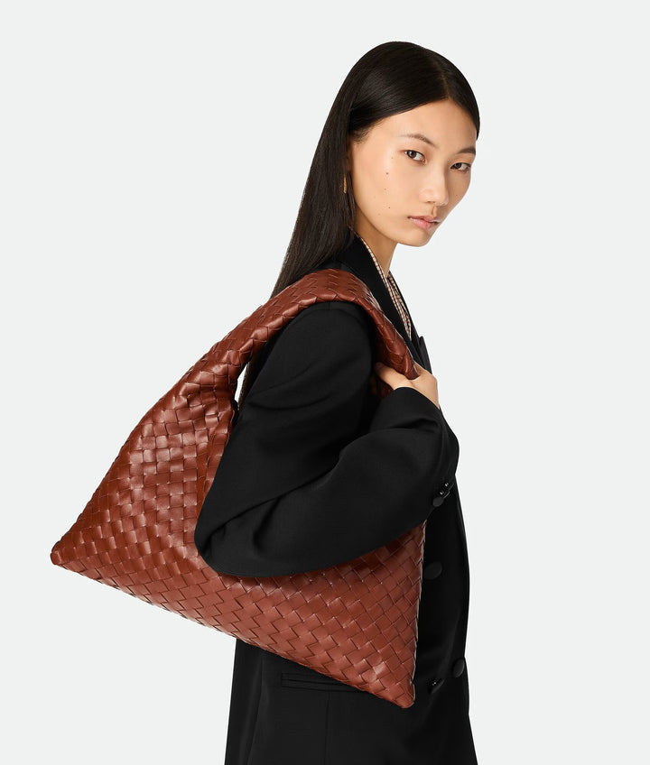 BOTTEGA VENETA - Sac porté épaule en cuir de veau tressé Intrecciato.