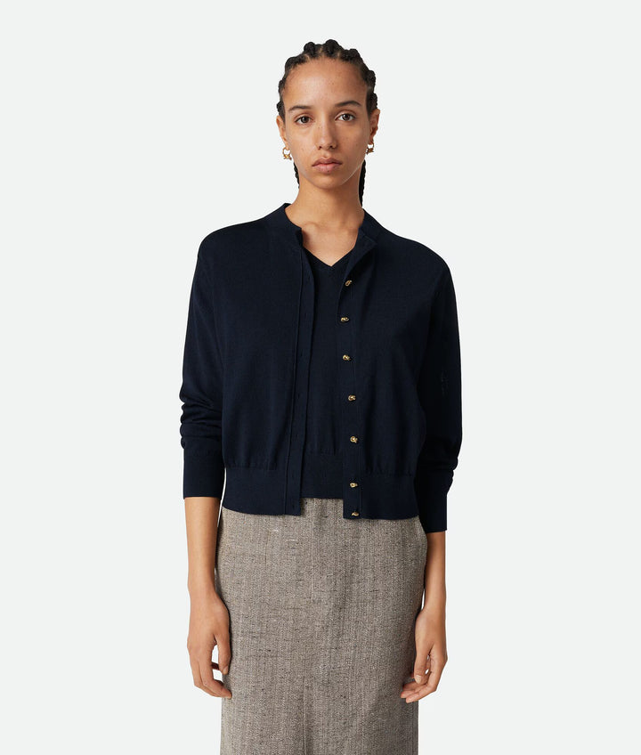BOTTEGA VENETA - Twinset en coton et viscose légers avec détails de boutons noués.