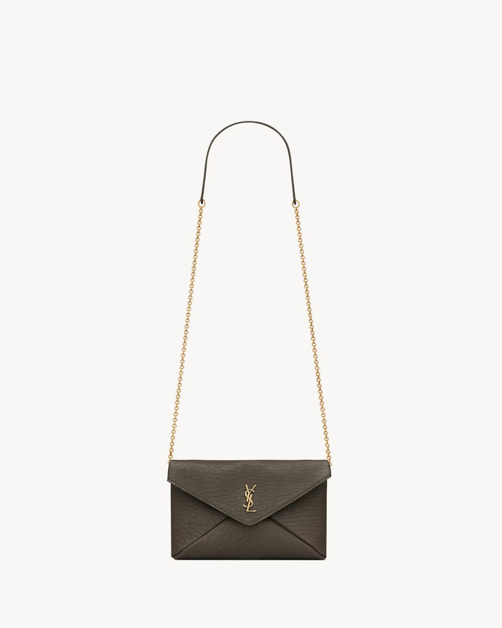 SAINT LAURENT - Pochette à chaine en cuir d'agneau souple, ornée du cassandre.