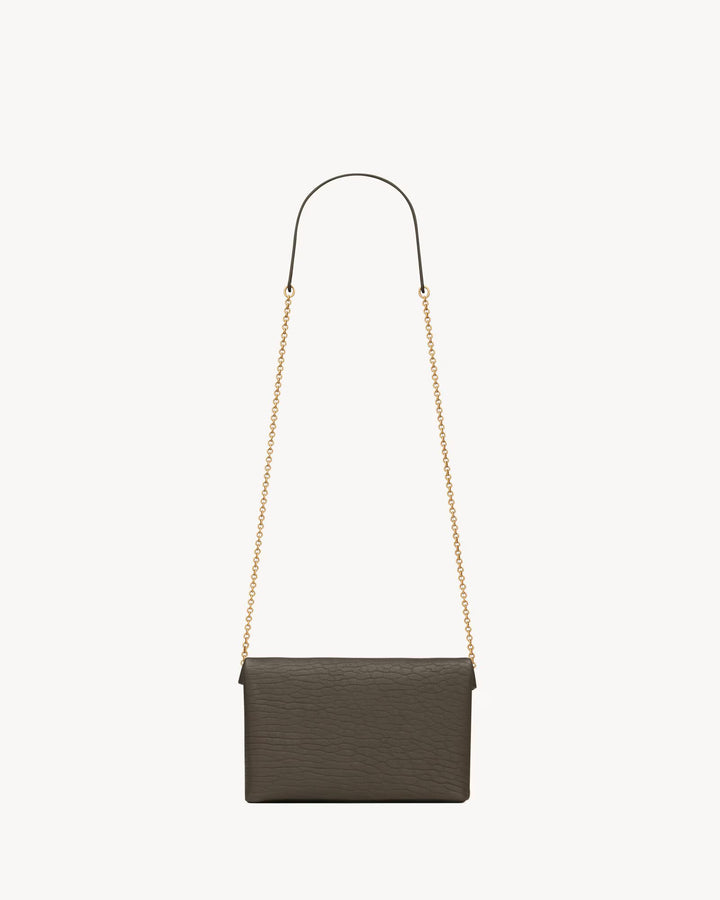 SAINT LAURENT - Pochette à chaine en cuir d'agneau souple, ornée du cassandre.